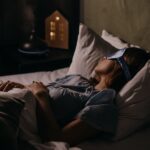 Femme dormant paisiblement avec un masque de sommeil