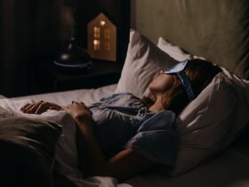 Femme dormant paisiblement avec un masque de sommeil