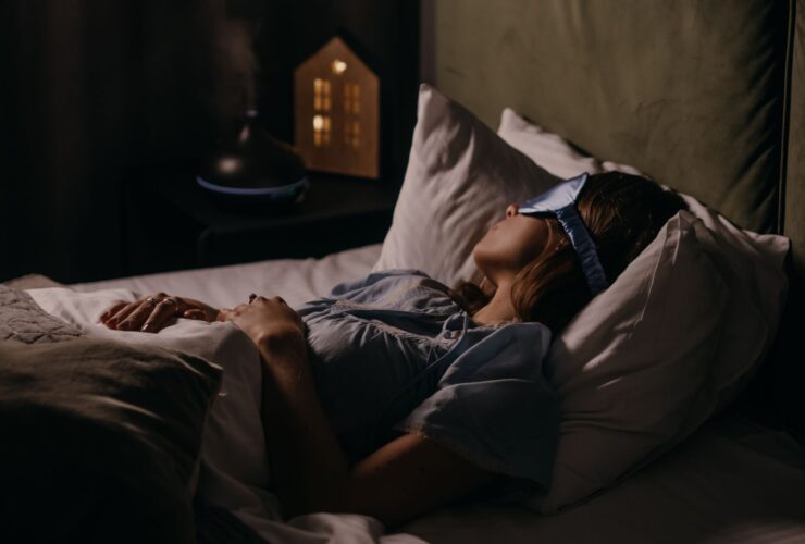 Femme dormant paisiblement avec un masque de sommeil